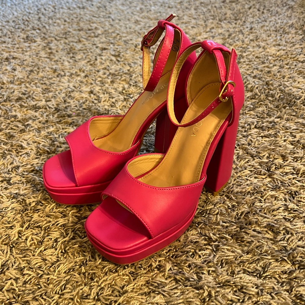 NWOT top moda heels